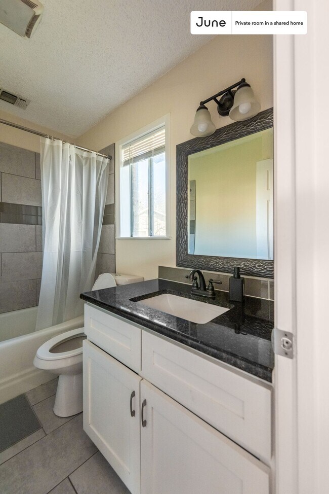 Foto del edificio - Room in Shared 4 bed/3 bath home