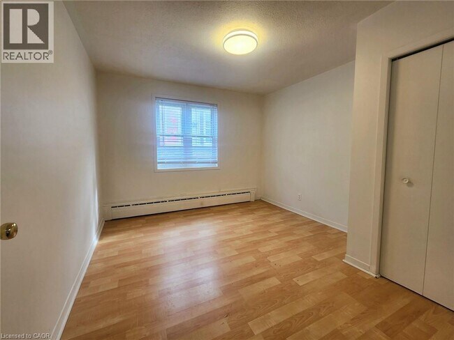 Photo du bâtiment - 250 King St E