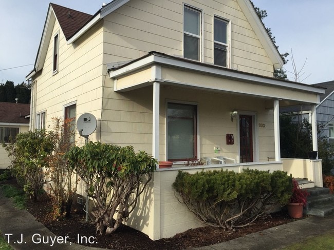 Building Photo - 303 N Oak St