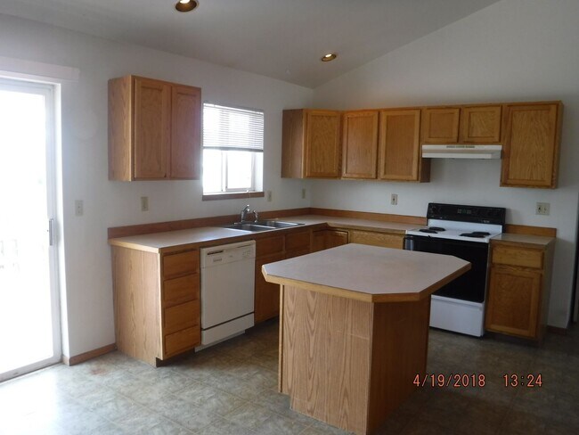 Foto del edificio - 3 Bedroom Home- Close to Parks and Schools!!- Dog Negotiable!!