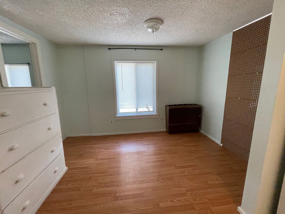 377 SE Ella St Unit 381, Roseburg, OR 97470 Room for Rent in Roseburg