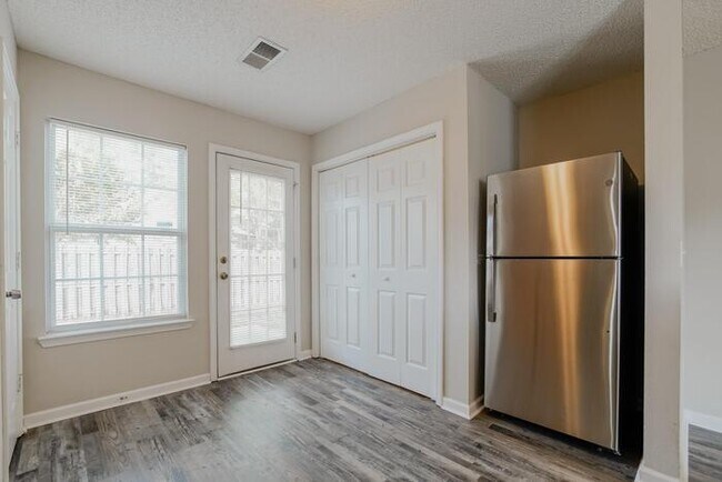 Foto del edificio - 406 Wincrest Ln