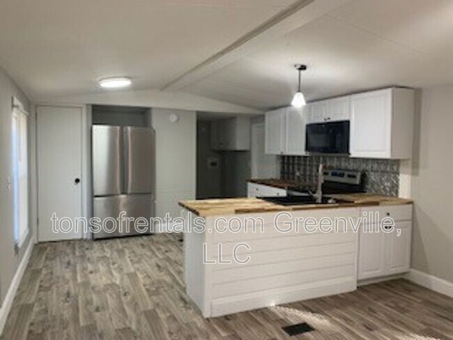 Foto del edificio - 311 Goldsmith Rd