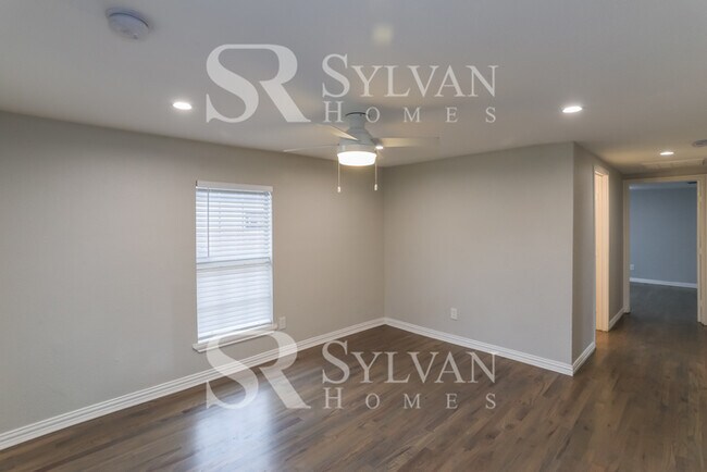 Building Photo - The living is easy in this 3 bedroom, 2 ba...