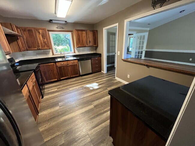 Building Photo - "Charming 3-Bedroom Retreat with Granite Elegance & Cozy Fireplace in Kernersville!"