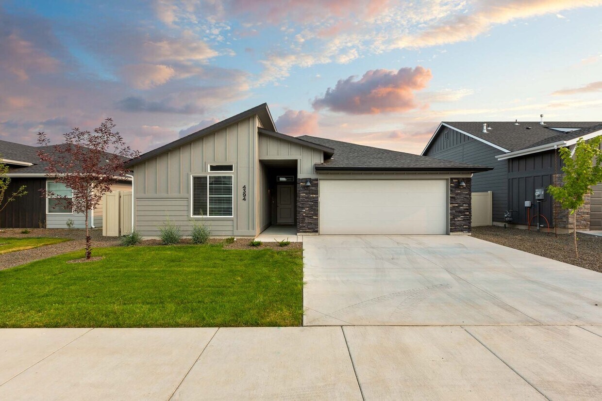 Foto principal - 4 bed 2 bath home for rent