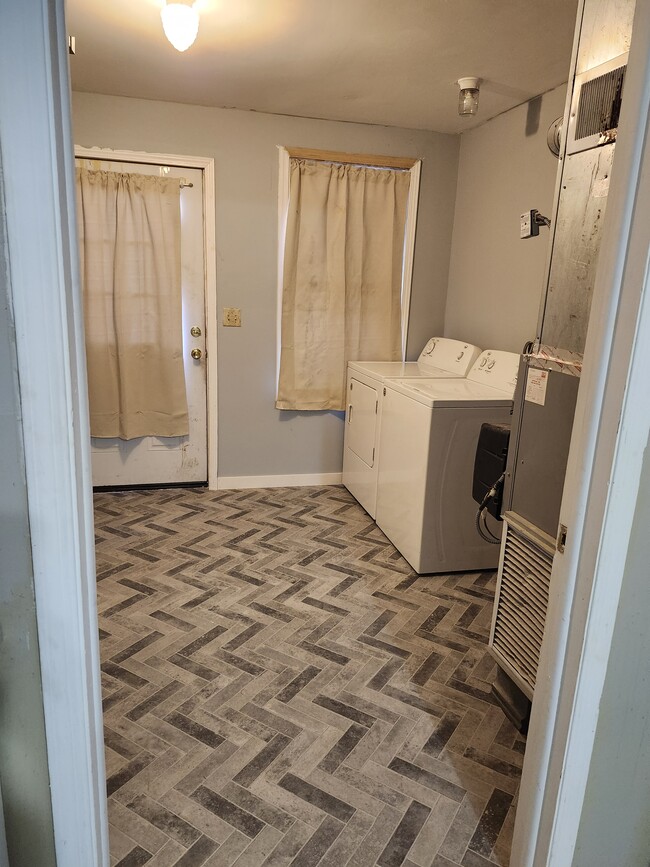 Mud room / laundry - 501 S Main St