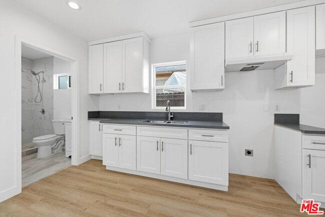 Foto del edificio - 222 E Vernon Ave