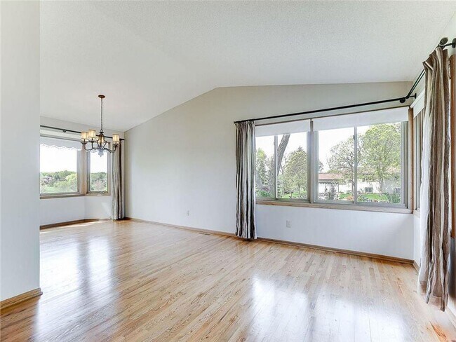 Foto del edificio - Spacious 4+ Bedroom with Vaulted Family Room, Fireplace, Panoramic Views, Bonus Room, Pets OK!