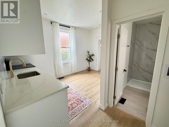 Photo du bâtiment - 920 Gladstone Ave