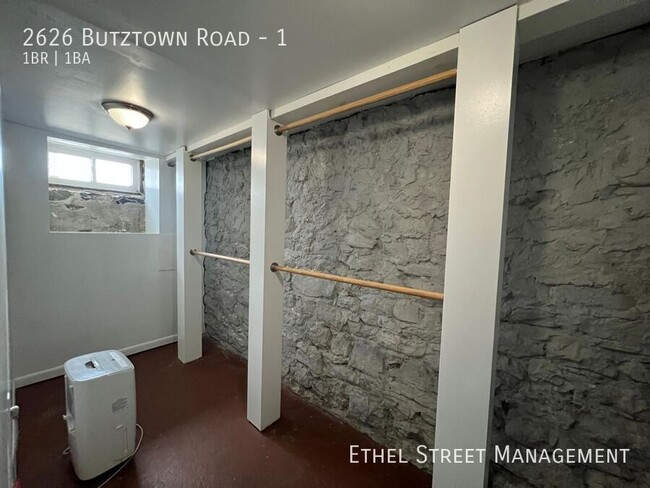 Building Photo - Vintage 1-Bedroom Apartment On A Quiet Res...