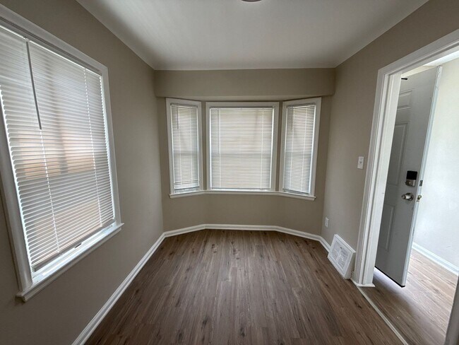 Foto del edificio - Renovated 3-Bedroom Home – We Welcome Sect...