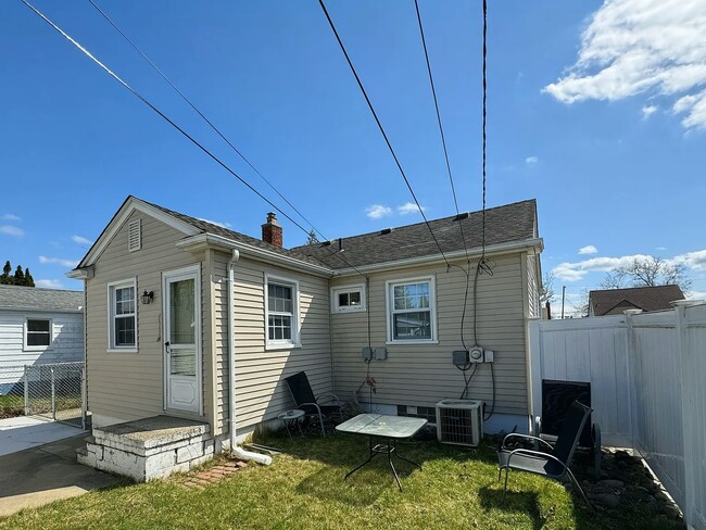 Building Photo - 12756 Venness St