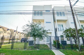 Building Photo - 2103 Engelmohr St