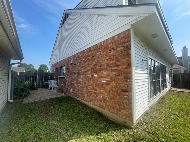 Foto del edificio - Sought after location so hurry!