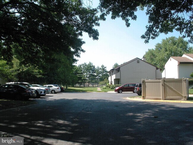 Building Photo - 13-B E Daisy Ln