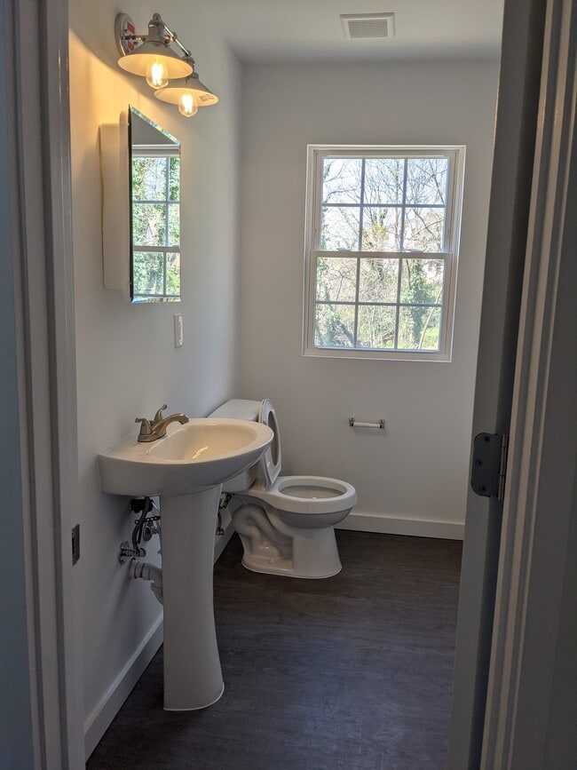 Building Photo - 113 Wayne Pl SE