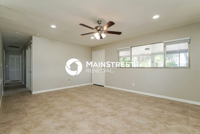 Foto del edificio - 4 Bedroom Pet-Friendly Home in FORT MYERS, FL with Main Street Renewal