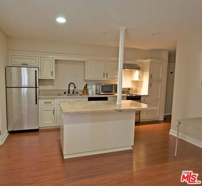 Foto del edificio - 2646 Ellendale Pl