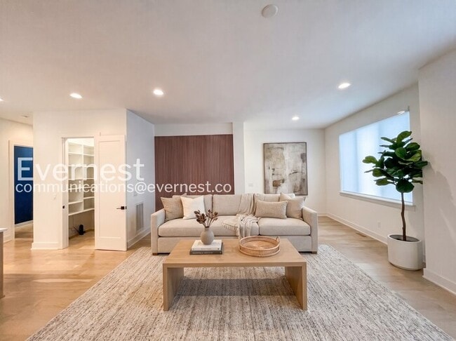 Building Photo - 3 Bed/3.5 Bath Home with Garage / Available Now!