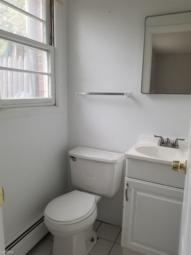 Building Photo - 2 br, 1 bath  - 75 Fairview Ave F