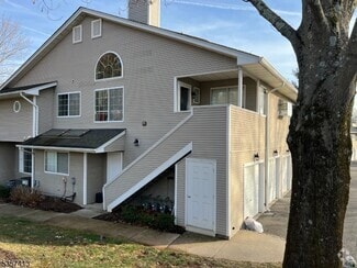 Building Photo - 64 Bentley Ct