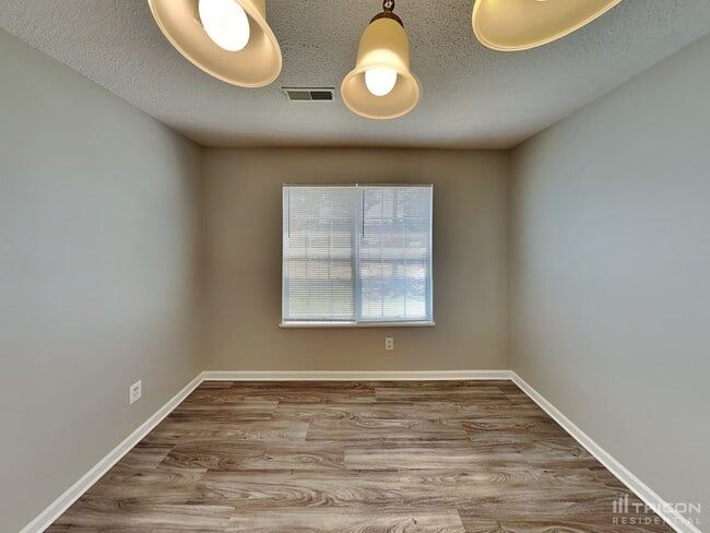 Building Photo - 6 High Glen Ct