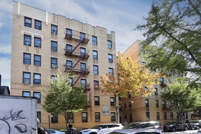Building Photo - 1061 E 13th St