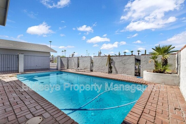 Building Photo - 1333 E Donner Dr