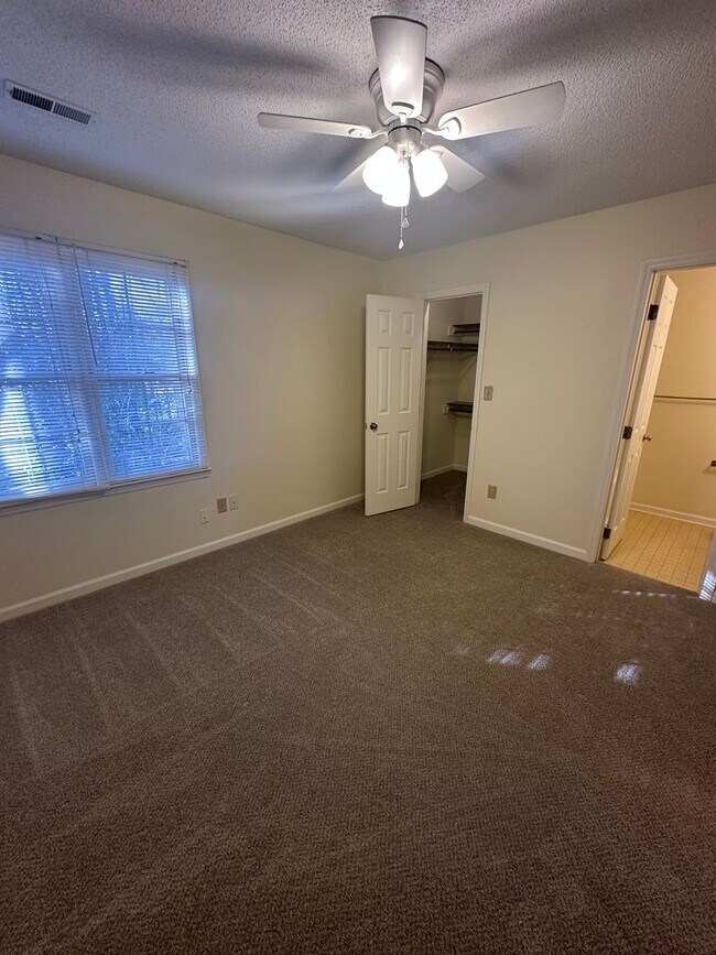 Foto del edificio - Spacious 2BR, 2.5BA Townhome Near NCSU! LEASE NOW FOR ONE MONTH FREE!