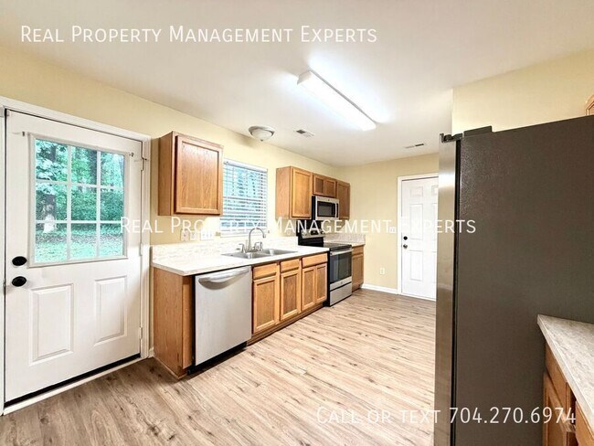 Foto del edificio - 4025 Oakwood Rd