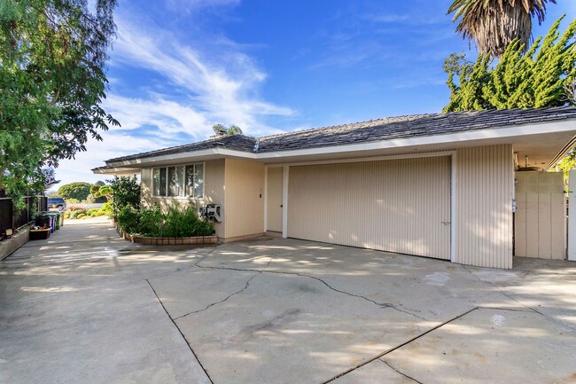 Building Photo - Private Lower Lunada Bay Home