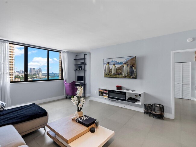 Building Photo - 540 Brickell Key Dr