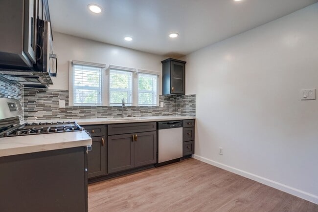 Building Photo - 627 W 92nd St