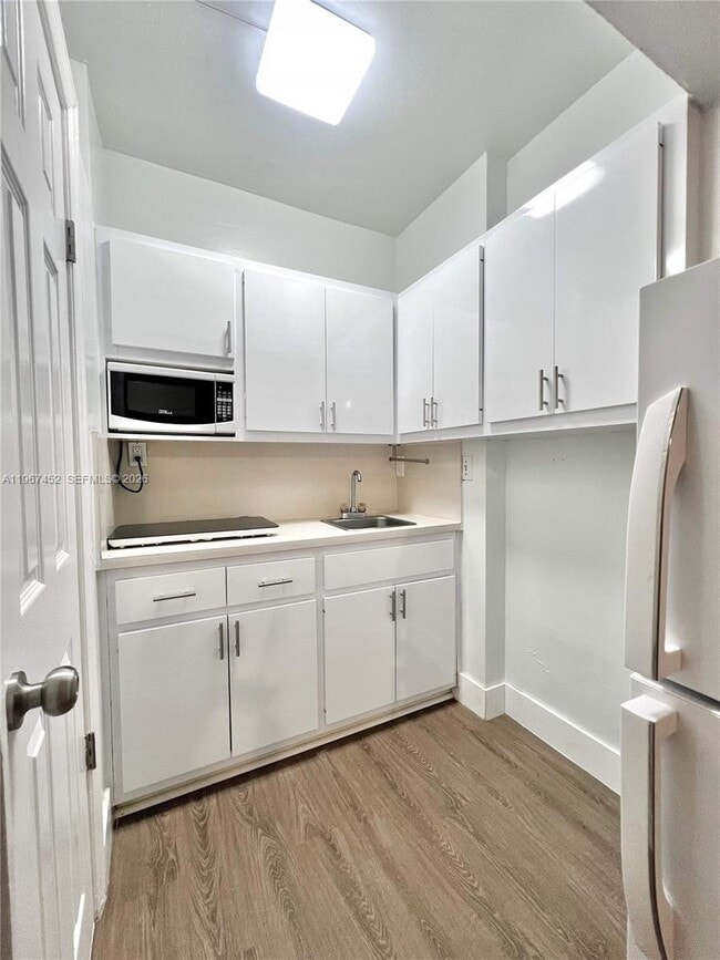 Building Photo - 611 W 50th Pl