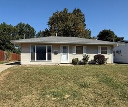 Building Photo - 2848 E Cardinal Dr