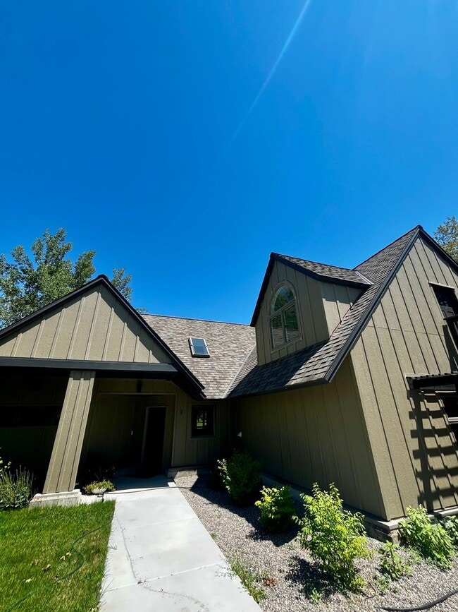 Building Photo - Executive Rental on Riverside Country Club...