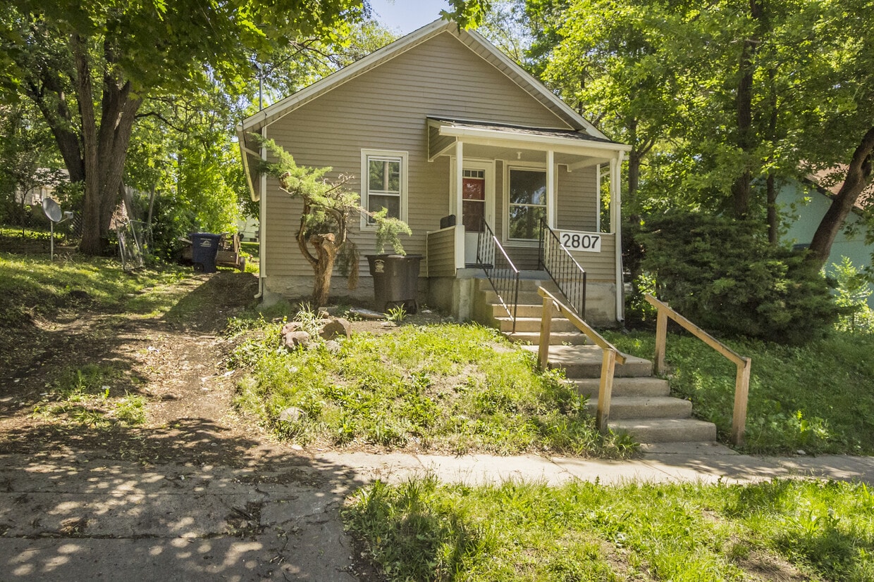 Foto principal - 2 Bedroom 1 Bath Fully Remodeled