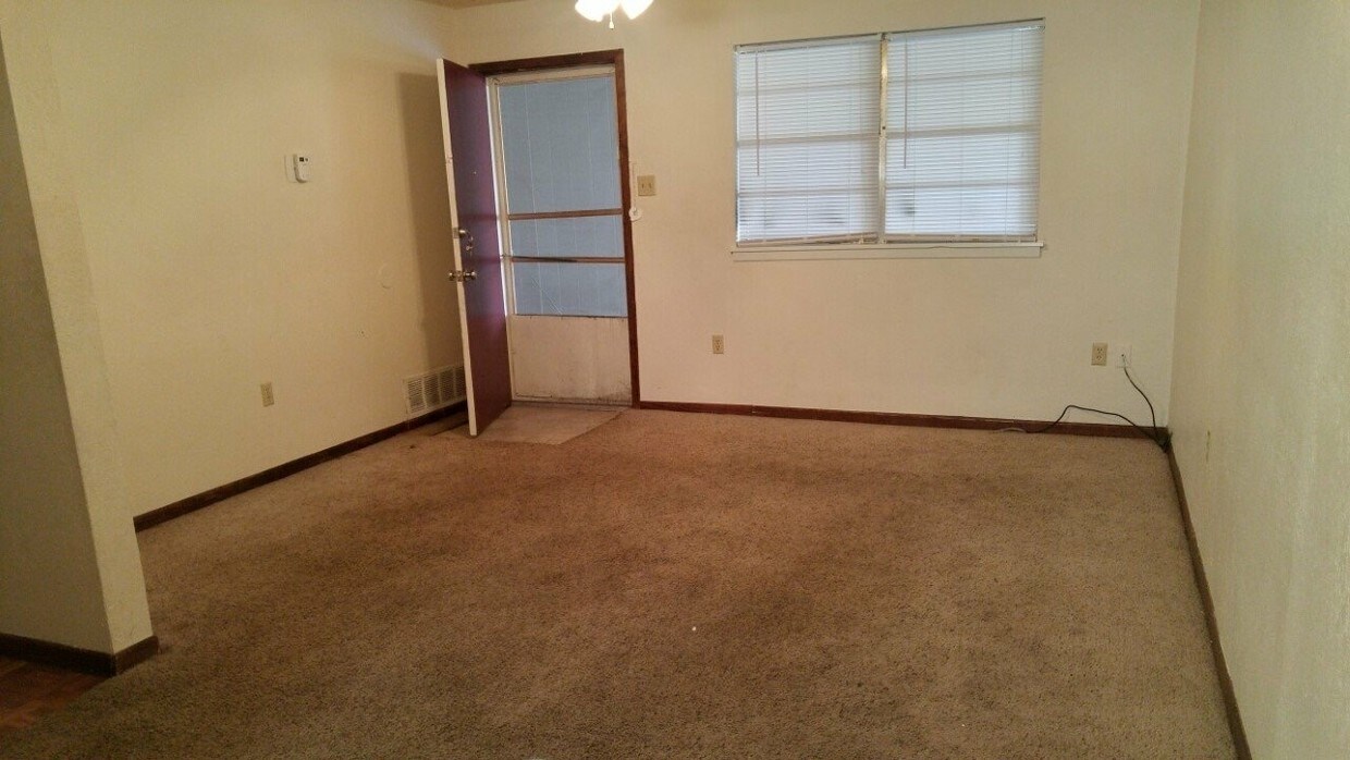 Living area - 2330 Oakland Dr