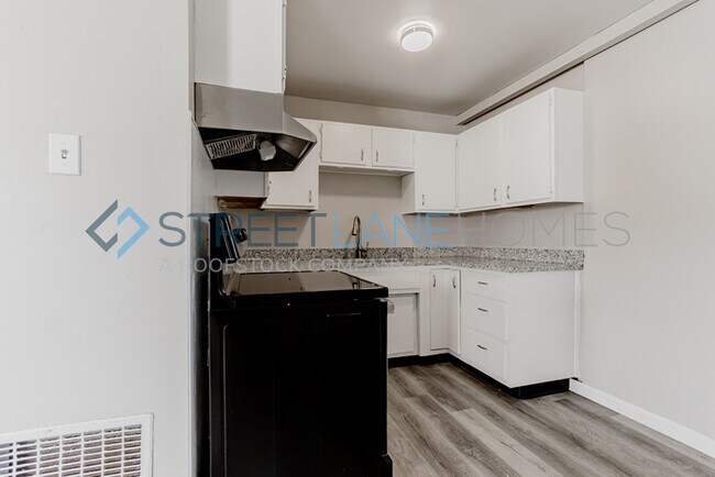 Foto del edificio - NOW OFFERING HALF OFF THE FIRST FULL MONTH...