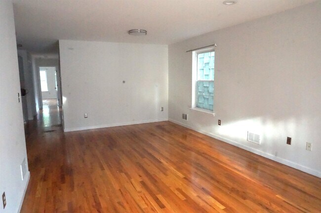Building Photo - 342 Forrest St