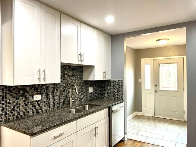 Building Photo - 550 Milton Ln