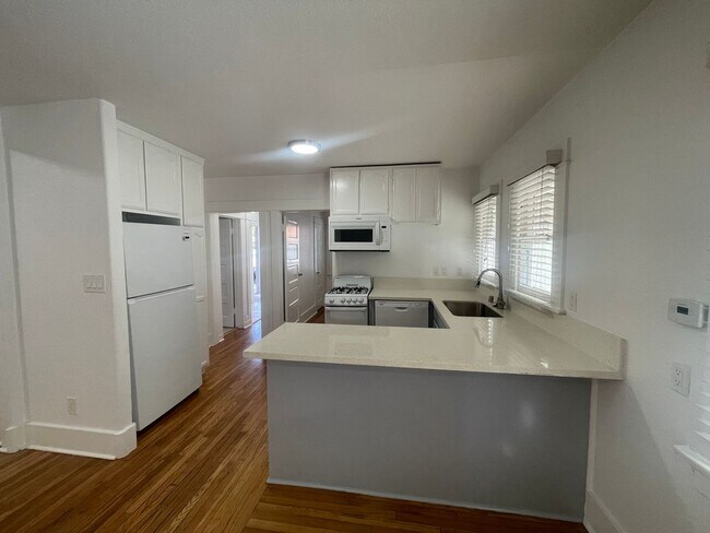 Foto del edificio - 320-326 Cherry Ave