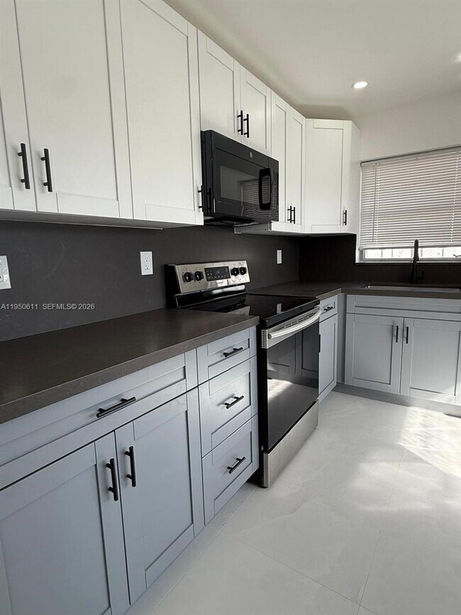 Foto del edificio - 1054-1058-1058 SW 2nd St