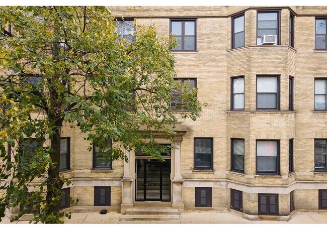 Building Photo - 923 W Waveland Ave