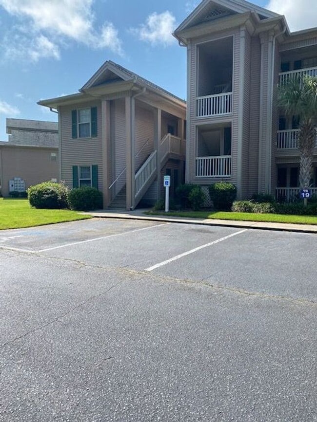Building Photo - 390 Pinehurst Ln