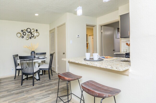 Building Photo - The Ellington