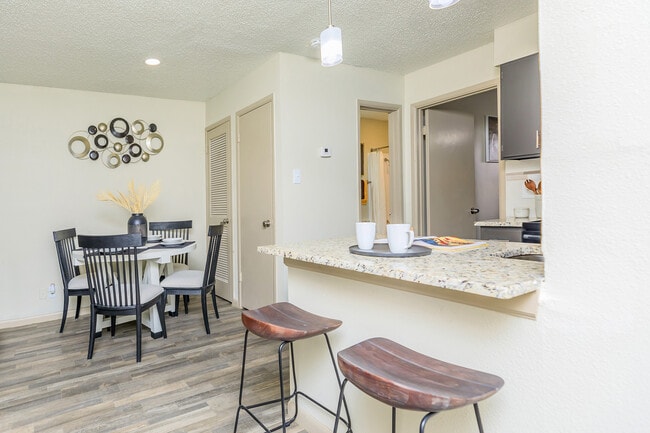 Building Photo - The Ellington