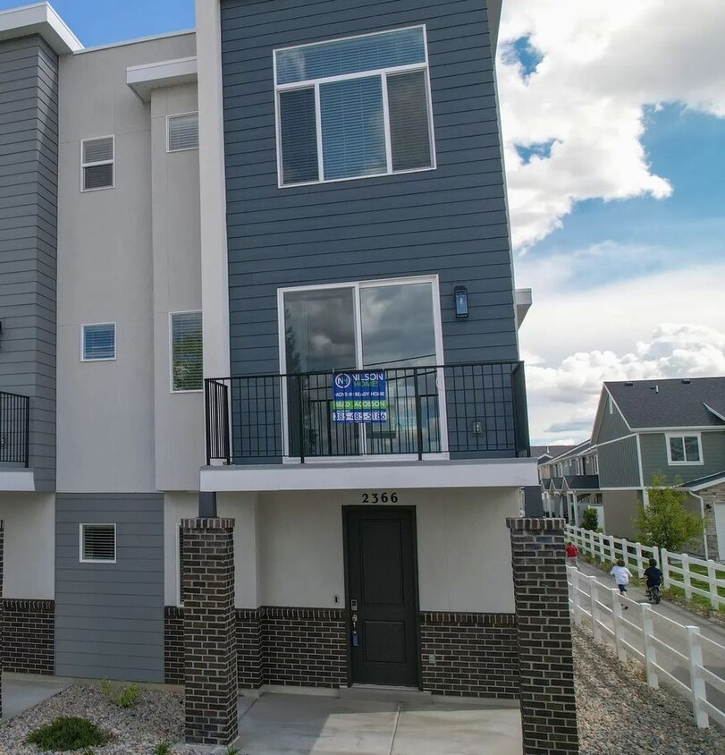 Primary Photo - Brand New 3bd/2.5 Townhome in West Haven! ...