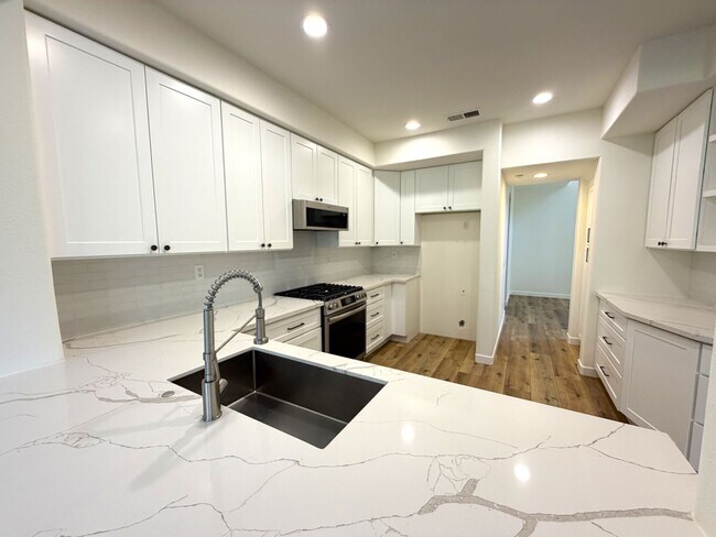 Foto del edificio - Gorgeous Rarely Available Bayshore Townhome- Just in Time for Summer!
